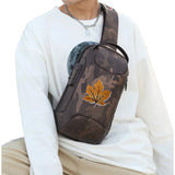 Herfstblad Herfst Blad Strijk Embleem Patch Beige op een tasje met camouflage print