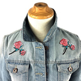 Twee maal de Roos Roosjes Op Steel Strijk Embleem Patch Roze op de schouders van een spijkerjasje
