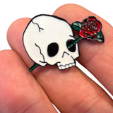 Close-Up van de Schedel Skull Roos Emaille Pin