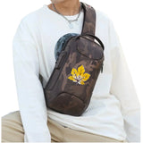 Herfstblad Herfst Blad Strijk Embleem Patch Geel op een tasje met camouflage print