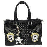 Twee maal de Embleem Strijk Patch Paillette Fashion samen met een strass sleutelhanger aan / op een zwarte lak tas