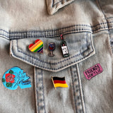 Sugar Skull Doodskop  Emaille Pin samen met andere pins op een spijkerjasje