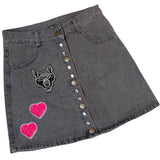 Wolf Wolven Kop Strijk Applicatie Embleem Patch op een grijs kort spijkerrokje