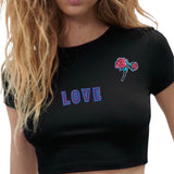 Roos Roosjes Op Steel Strijk Embleem Patch Roze op een zwart t-shirt