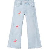 Drie maal de Flamingo Strijk Embleem Applicatie Patch op de broekspijpen van een spijkerbroek