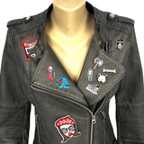 Sugar Skull Doodskop  Emaille Pin samen met andere emaille pin op een leren jasje