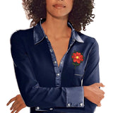 Anemoon Bloem Op Steel Strijk Embleem Patch op een blauwe blouse