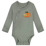 Sinaasappel Mandarijn Strijk Embleem Patch Oranje op een groene baby romper