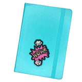 Comic Style WOW Tekstwolk Strijk Patch op de voorzijde van een blauwe  agenda