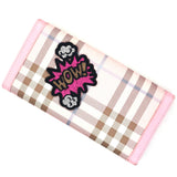 Comic Style WOW Tekstwolk Strijk Patch op een rosé met beige geblokte portemonnee