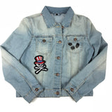 Een drie zwart met zilverkleurige pins van een doodskop tekstwolk met schedel en een  klassiek schipsroer en een schedel patch met hoge hoed met USA vlag samen op een blauw spijkerjasje