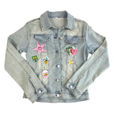 Ananas Met Zonnebril Strijk Embleem Patch samen met veel andere strijk patches op een licht blauw spijkerjasje