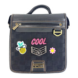 Ananas Met Zonnebril Strijk Embleem Patch samen met een bloemetje en cool tekst strijk patch op een zwarte canvas tas