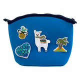 Ananas Met Zonnebril Strijk Embleem Patch samen met drie andere strik patches op een blauwe toilettas