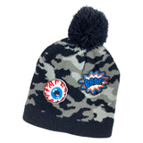 Oogbal Blauwe Iris Rode Bloedvaten Strijk Embleem Patch Samen met een BAM tekst patch op een muts met camouflage print