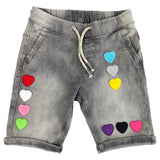 Hartje Strijk Embleem Patch Applicatie Licht Roze Medium samen met negen andere kleuren van deze patch op een korte grijze spijkerbroek