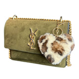 Sleutelhanger Pluche Hart Luipaard Print Tas Hanger Crème Bruin aan een groene suède handtas