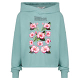 Hibiscus Bloemen Full Color Strijk Applicatie op een blauwe sweater