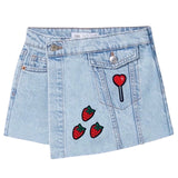 Drie maal de Aardbei Zomerkoninkje Fruit Strijk Embleem Patch samen met een rode lolly strijk patch op een kort spijkerstof rokje