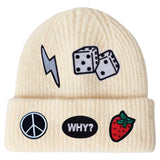 Aardbei Zomerkoninkje Fruit Strijk Embleem Patch samen met andere strijk patches op een witte muts