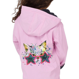 Poes Poezen Kitten Strijk Applicatie Zonnebril op de rugzijde van een roze jas