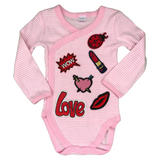 Lieveheersbeestje Strijk Embleem Patch Rood samen met andere rode strijk patches op een baby romper