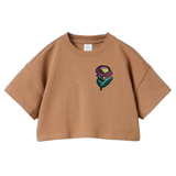 Anemoon Bloem Op Steel Strijk Embleem Patch Roze op een kort bruin shirtje