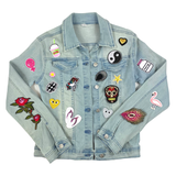 Roze Girl Power Vuist in Vrouwen Symbool Strijk Embleem Patch samen met vele andere patches op een spijkerjasje