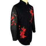 Magnolia Bloesem Bloemen Tak XXL Strijk Embleem Patch Rood op een zwarte lange blouse met lederlook mouwen