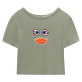 Oog oogbal Rode Bloedvaten Strijk Embleem Patch samen met een oranje mons paillette strijk patch op een groen shirtje