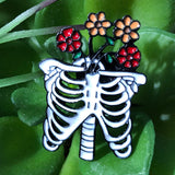 Close-Up van een Ribben Geraamte Met Bloemen Emaille Pin