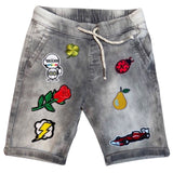 Peer Peertje Strijk Embleem Patch Geel samen met andere strijk patches op een korte grijze spijkerbroek