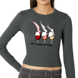 Wijn Glas Wij Gaan Wijnen Full Color Strijk Applicatie Large op een grijs groene longsleeve