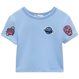 WOW Tekstwolk Comic Style Strijk Embleem Patch samen met twee andere strijk patches op een lichtblauw shirtje