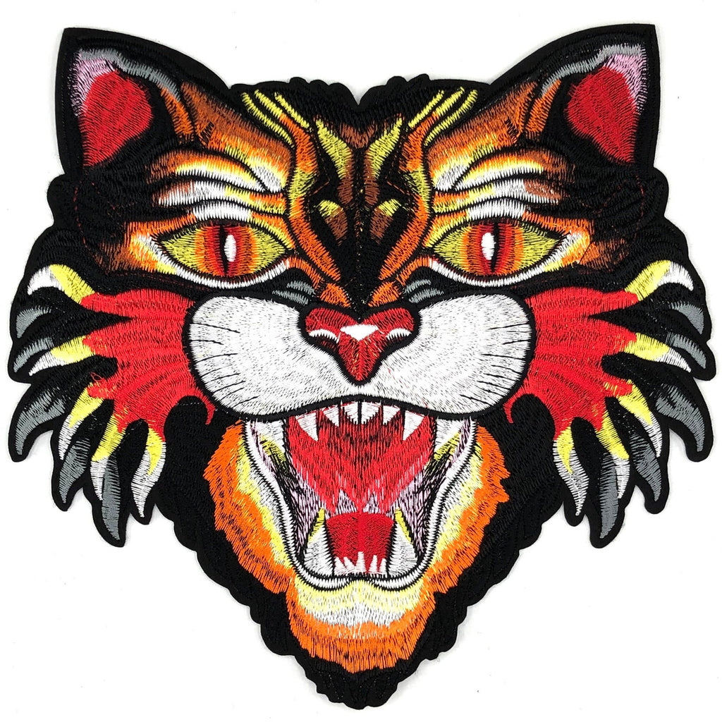 Een gedetailleerd geborduurde kop van een katachtig roofdier zoals een boskat, lynx of tijger