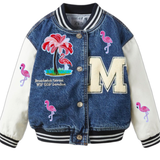 Vier maal de Flamingo Strijk Applicatie Embleem Patch samen met een roze palmboom oase strijk patch op een baseball jasje van spijkerstof met witte mouwen