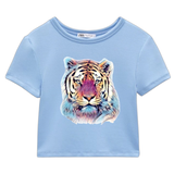 Tijger Full Color Art Strijk Applicatie op een lichtblauw kort t-shirt