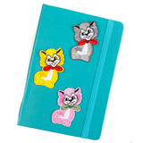 Gele Poes Kat Strijk Embleem Patch samen met twee andere poes strijk patches op de voorzijde van een blauwe agenda