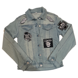 Poker Schoppen Aas Skull Biker Punk Gothic Strijk Embleem Patch samen met vier andere strijk patches op een lichtblauw spijkerjasje