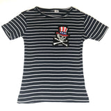 Doodskop Skull Met Botten En Een USA Hoge Hoed Strijk Patch op een donker blauw met wit gestreept t-shirtje