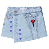 Zes maal de Ster Sterretje Strijk Embleem Patch Lila samen met een lolly strijk patch op een kort spijkerrokje