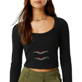 Draak Draken Chinees Dragon Strijk Embleem Patch Links samen met de rechter variant  op een zwarte longsleeve