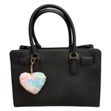 Sleutelhanger Pluche Hart Regenboog Print Tas Hanger Pastel aan een zwarte handtas