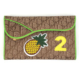 Ananas Met Groen Blad En Bruine Accenten Strijk Patch op een beige portemonnee