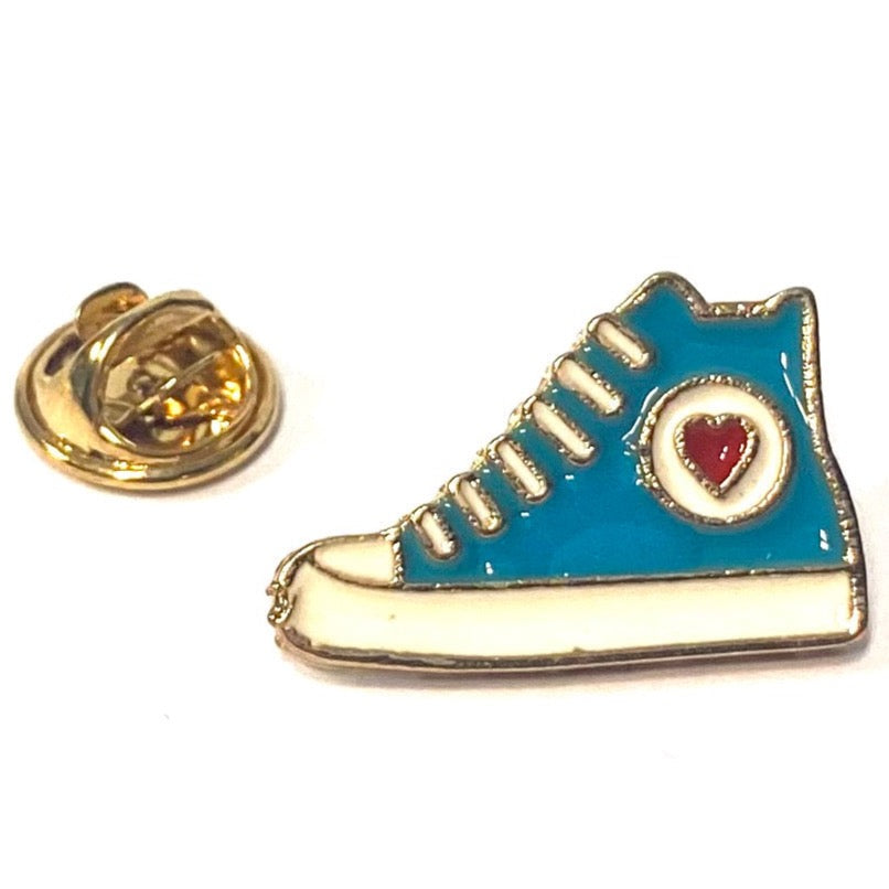 Blauwe Sneaker Met Hartje Emaille Tekst Pin