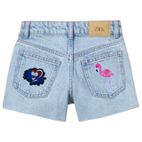 Flamingo Strijk Applicatie Embleem Patch op de achterzak van een korte spijkerbroek