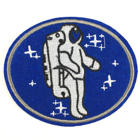 Ovaal Blauwe strijk patch met een astronaut die in tussen de sterren zweeft