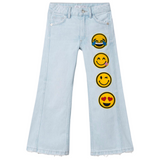 Emoji Roze Uitgestoken Tong Strijk Patch samen met drie andere varianten op een kleine spijkerbroek