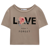 Love Don't Forget Roos Strijk Applicatie op een beige kort shirtje