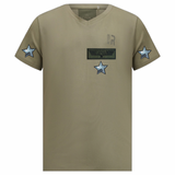 Drie maal de Ster Sterren Zilver Paillette Strijk Embleem Patch op een legergroen t-shirt
